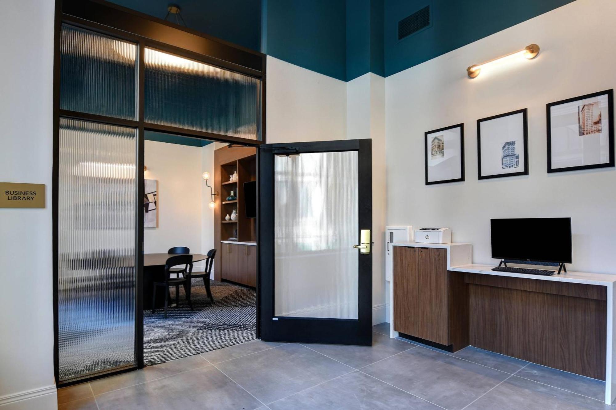 Courtyard By Marriott Cincinnati Downtown Экстерьер фото